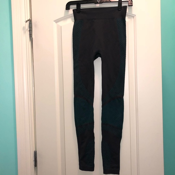 Lululemon grey Lycra tight leggings - Picture 5 of 7